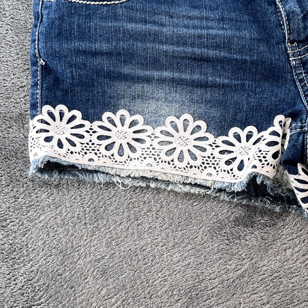 LEI Tatum High Rise Denim Shorts Daisy Lace Trim Crochet Frayed Hem Junior 9 - Picture 3 of 9